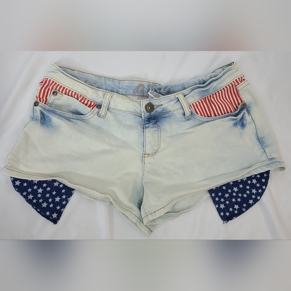Denim shorts with American flag, size 9 - Picture 1 of 6